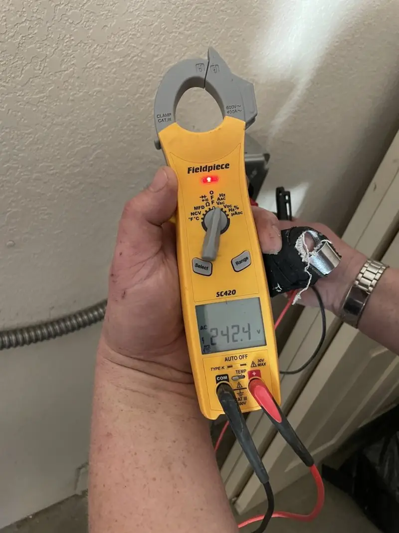 Voltage testing with clamp meter during Generator Installation in Antis
